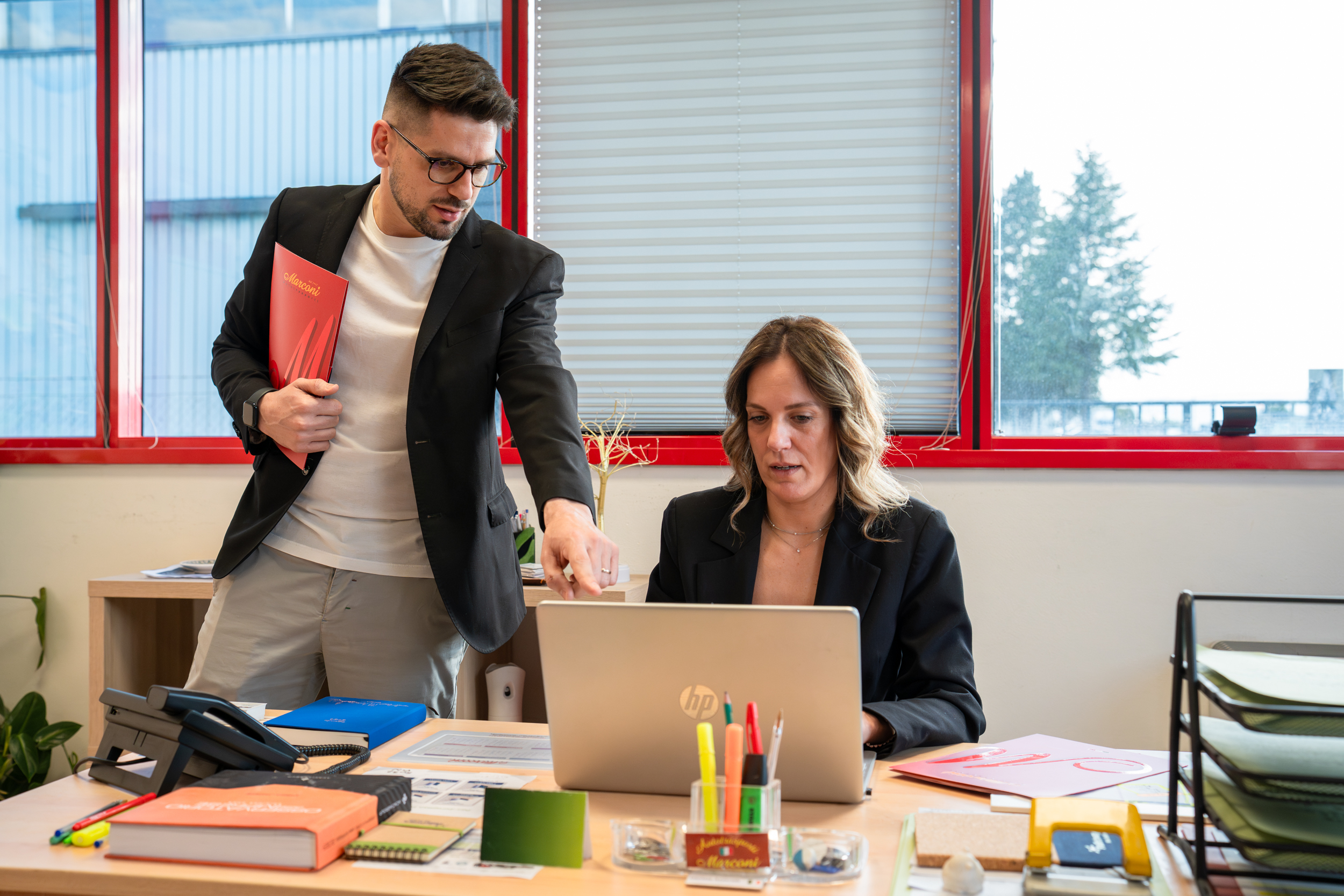 Personale Marconi al lavoro in ufficio