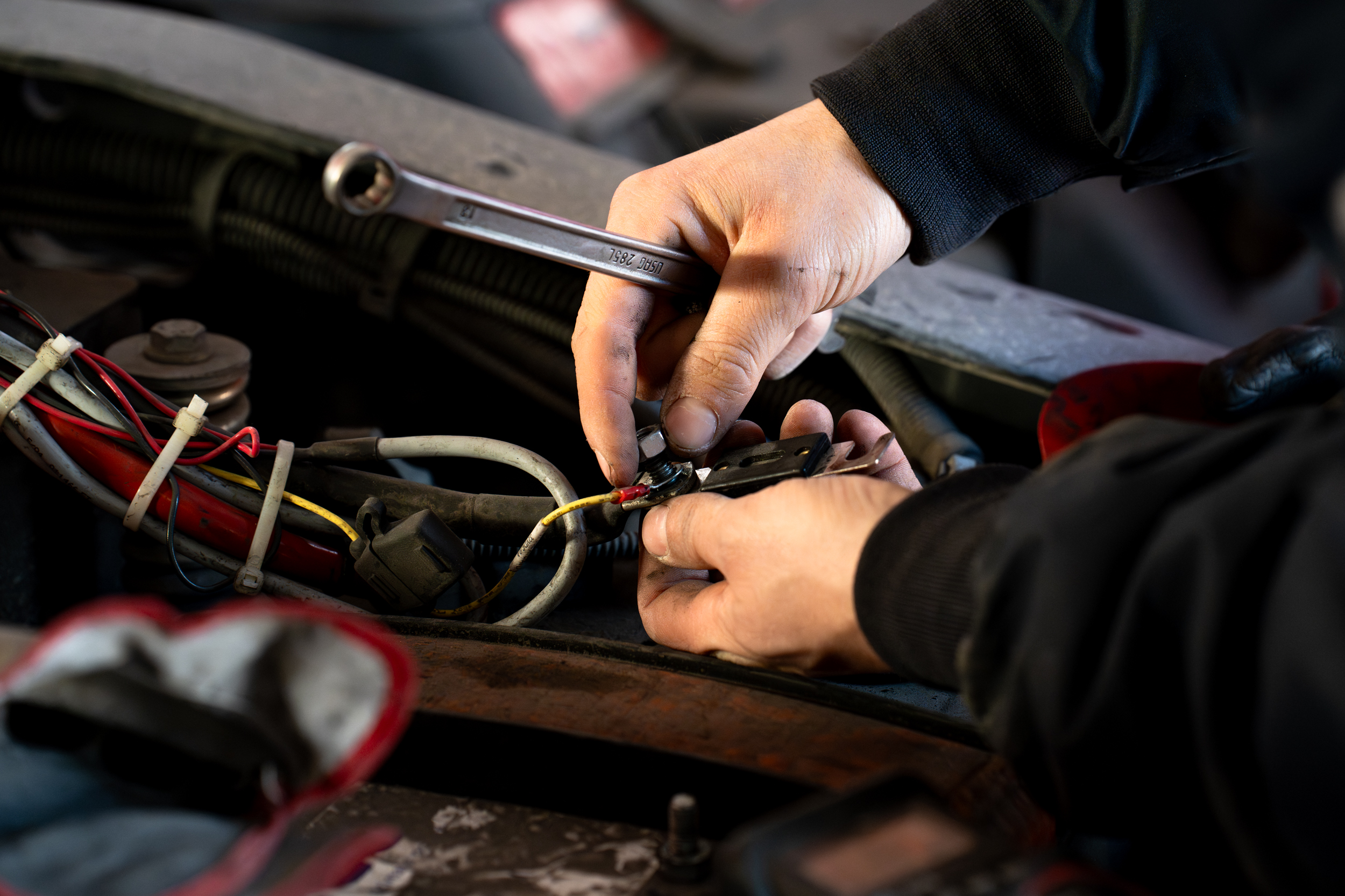 Meccanico Marconi al lavoro in officina